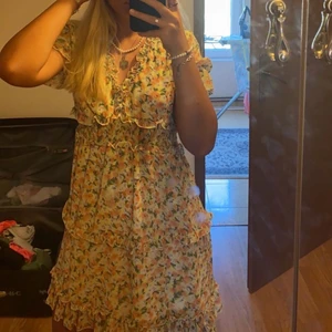 Klänning - Superfin somrig klänning med blommor på, säljber pga att den inte kommer till använding, prislapp finns kvar och har inte används någon gång