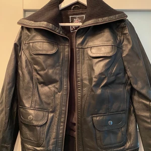 Svart Läderjacka  - Säljer dessa koola fejk läderjackan som jag köpte secondhand men kommer aldrig till användning ❤️ Köparen står för frakt som är inte inkluderat i prisen☀️☀️
