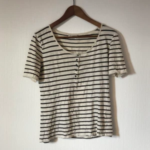 T-shirt - Randig t-shirt från WeekDay. Storlek L. Pris kan diskuteras! 