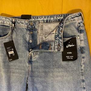 Ett par jeans från BikBok i strl 33. Bra passform och aldrig använda. Nypris är 599kr men säljer för 200kr plus frakt. 