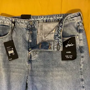 Ett par jeans från BikBok i strl 33. Bra passform och aldrig använda. Nypris är 599kr men säljer för 200kr plus frakt. 