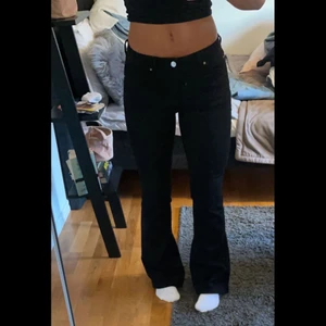 Lågmidjade bootcutjeans - Säljer mina fina Jens som tyvärr inte kommer till användning. Dessa är i storlek S men skulle säga att de även passar XS, beroende på hur man vill att de ska sitta. 💞💞 köparen står för frakten. 