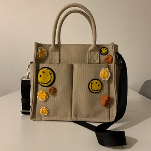 Väska smiley - Väska köpt på Zara, det stora axelbandet är justerbart och går att ta bort🔥 nyskick🔥 Storleksjämförelse med en monster på bild 2🤍 