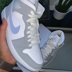 Air Jordan 1 Mid “Wolf Grey” 🐺 - Air Jordan 1 Mid “Wolf Grey” 🐺  Storlek:  -37,5