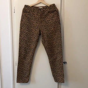 Leopard jeans - Leopard printade jeans köpta här på plick den 9/8 men tyvärr så var dom för stora för mig. Storlek 40. Köpte för 150, säljer för 100. Köparen står för frakt.