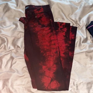 Rock rebel jeans strl W28L32 - Jeans från Emp, ”slitna” fram på låren, tight passform med stretch. Oanvända. 