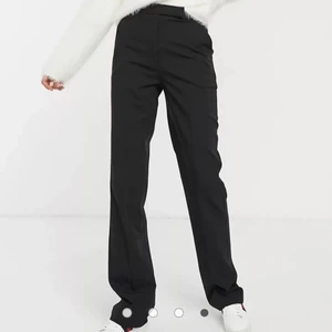 Kostymbyxor  - Svarta kostymbyxor!! Passar dom som är mellan 165-170cm 🤍postar spårbar frakt!🥰storlek 34 men passar även 36