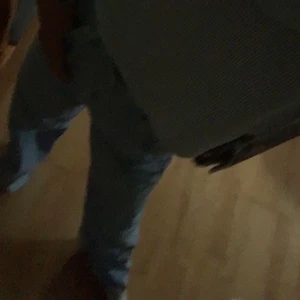 Zara jeans - Ljusblå zara jeans!! Köpta för några månader sen. Säljer då dem är lite förstora och jag inte använder dem. Det är full length. Skriv för fler bilder!💗