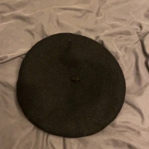 Svart Basker i ONESIZE - Oanvänd basket i svart. Onesize storlek. Är lite ulligt i materialet.