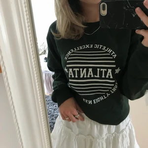 Sweatshirt - Sweatshirt från DaisyStreet som är köpt på ASOS. Använd ett fåtal gånger i höstas men har ingen användning av den längre. Väldigt snygg att ha till ett par ljusa jeans eller kjol som på bilden. Är i Storlek XS men skulle lätt passa en XXS och S också💕 Nypris: 274kr Mitt pris: 190kr och köparen står för frakten. Om fler är intresserade buda i kommentarerna😊