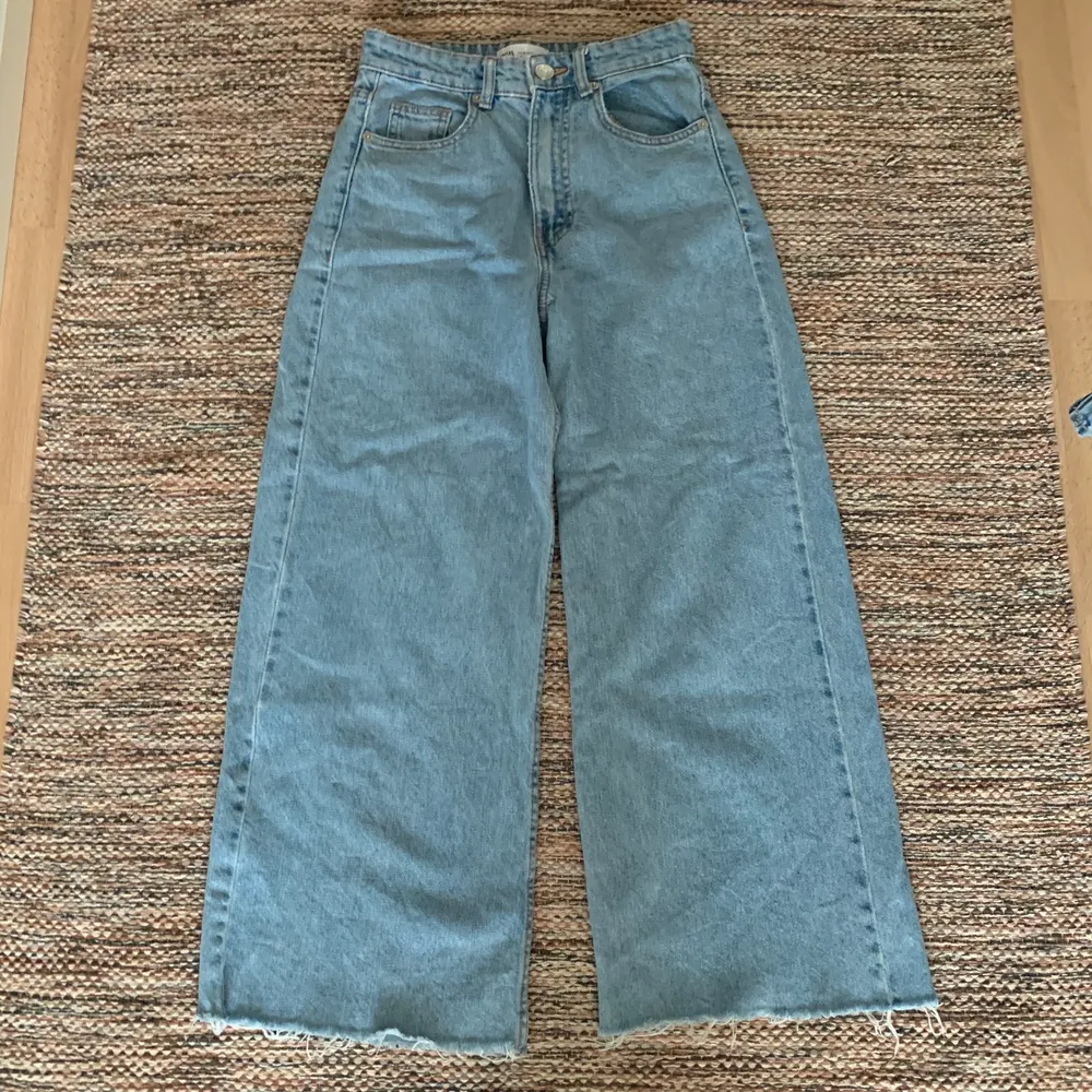 Finaste zarajeansen i den perfekt ljusblåa färgen, dem är lite kortare i modellen, strl 32 🙌. Jeans & Byxor.