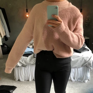 Finstickad tröja från NA-KD XS  - Stilren finstickad rosa tröja från NA-KD med nedhasad axel och tvådelad med olika rosa färg. Normal längd. Använd 2 gånger. Säljer pga får ej användning för. Köparen står för frakt!