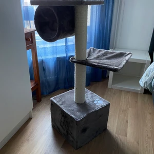 Nytt köksträd - Säljer detta helt nya klösträd då min katt inte tycker om det. I nyskick. Nypris 599:- 