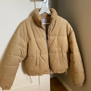 Beige puffer jacket - En beige puffer jacket i manchestertyg från Bershka. Använd endst 1 gång.