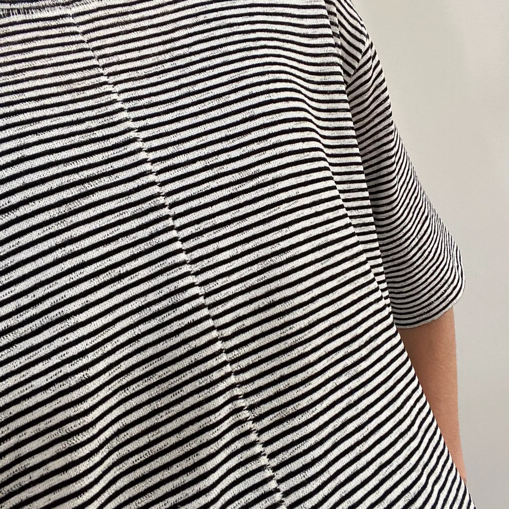 Svart och vitrandig tröja från H&M. Ganska oversize, och sparsamt använd. Tveka inte att kontakta mig vid frågor!. T-shirts.