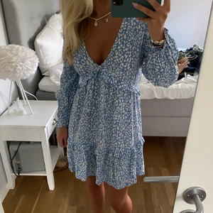 Zara klänning - Superfin klänning från Zara. Använd en gång. 