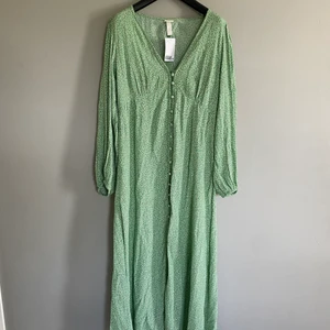 Grön Långklänning  - Vacker grön långklänning som är slutsåld på H&M. Aldrig använd. Liten i storleken. - klänningen är i storlek 40 men skulle nog säg att det är en 38 i passformen. Underbart fin på. Jag skickar klänningen med postens enligt postens priser.