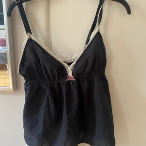 Odd Molly linne - Ett såå fint odd Molly linne/ topp💓 endast använt 1 gång så toppen skick💓 i storlek 0 som motsvarar xs-s, på mig sitter den perfekt och jag har då oftast s/xs i toppar, skriv om ni vill ha fler bilder 💓 SKRIV OM NI VILL KÖPA DIREKT FAST FÖR LITE HÖGRE PRIS