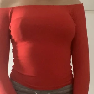 Röd Gina off shoulder topp S - Röd off shoulder topp från Gina, väldigt sparsamt använd utan några som helst defekter! I storlek S, passar förmodligen XS oxå o liten M. Pris går alltid att diskutera, dm är naturligtvis öppen för egena bud vid intresse! 