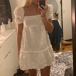 Vit klänning  - Så söt klänning som tyvärr inte kommit till användning, storlek 34 men passar mindre också💛