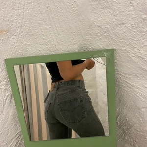 Gråa Levis jeans  - Säljer ett par ljus gråa jeans helt nya från Levis, de liknar de populära zara jeansen fast snyggare!! De är i storlek 36 skulle jag säga och har väldigt bra passform o längd för mig i som är 164cm (intresse koll) säljer vid bra pris BUDA!