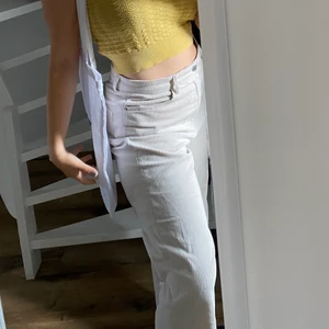 Beigea manshester byxor  - Säljer dessa godingar eftersom att jag upplever att dom är förstora. Knappast använda. 