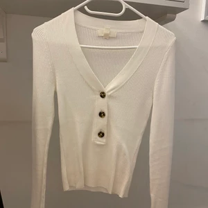 Topp - Vit topp från hm med knappr i strl xs