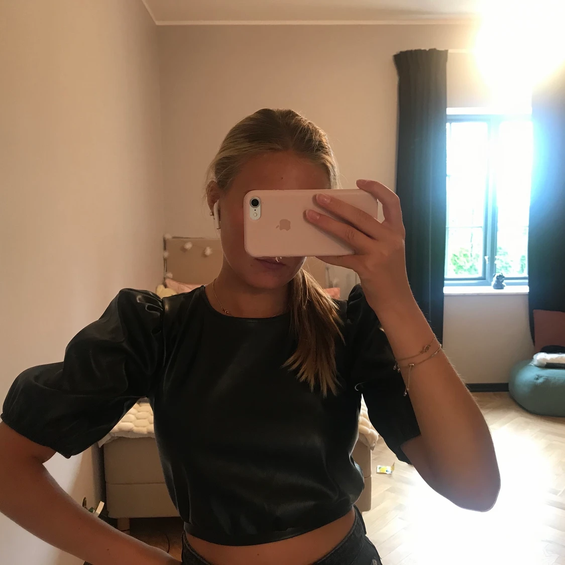 Cool lädertopp med öppen rygg!!