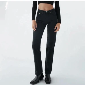 Zara mid waist jeans  - Säljer ett par jeans från zara , topp skick 