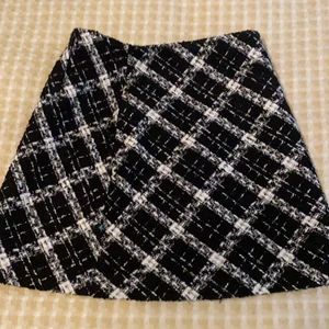 Svart Zara Kjol! - En svart zara kjol! Aldrig andvänd! Strl Xs.