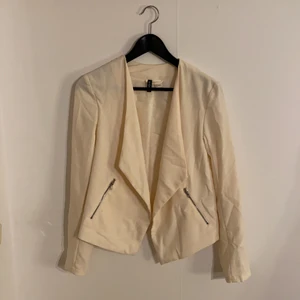 Tunn kavaj Str 36 - Säljer min fina vaniljvita kavaj från HM. Använt fåtal gånger. Pris 80kr + frakt🌸