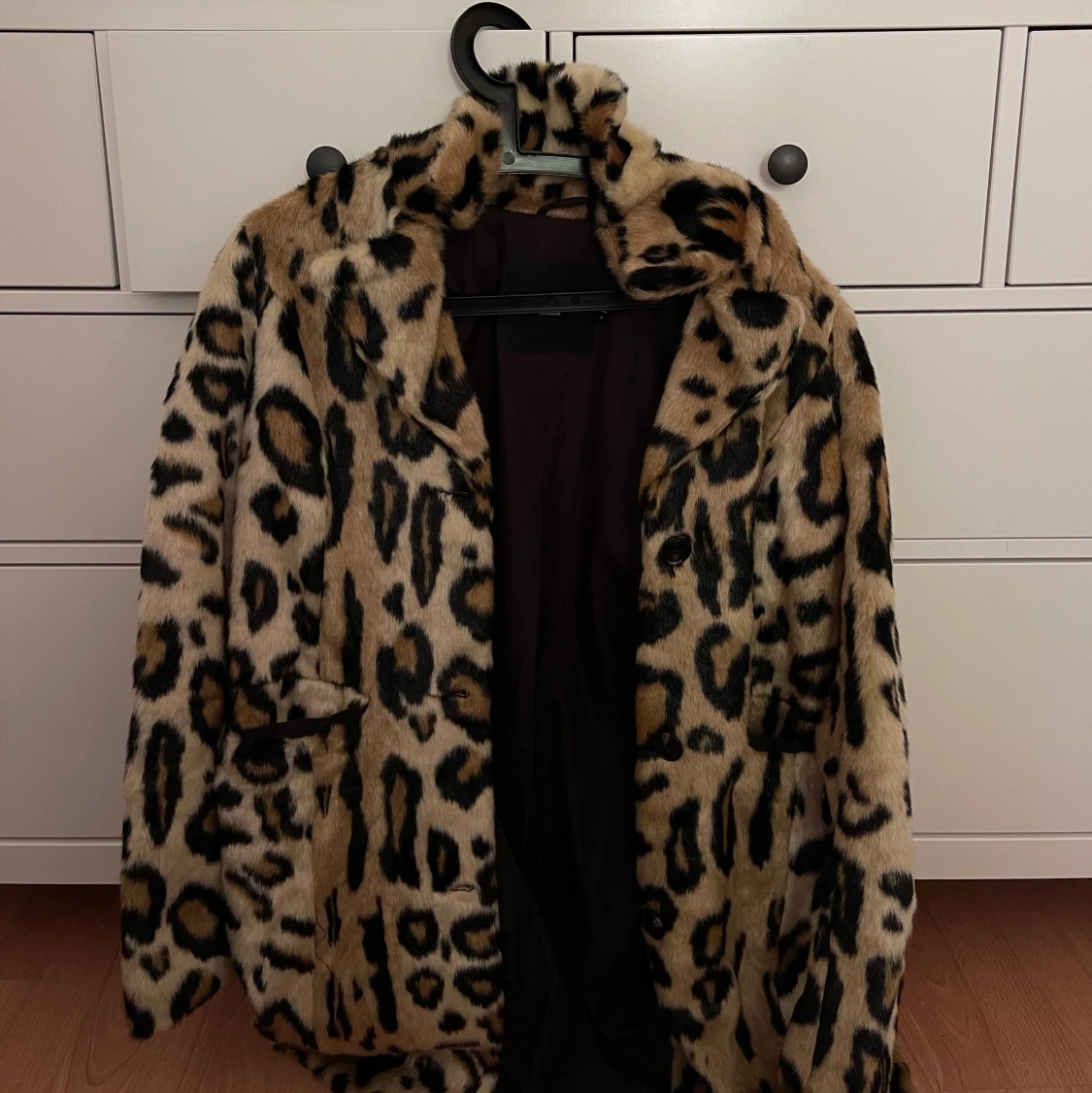 Pälskappa i leopardmönster - 90