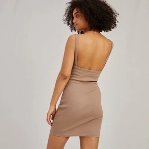 ABOUT YOU klänning - Helt oanvänd klänning från ABOUT YOU (deras egna märke ”a lot less”) som inte var min stil. Strl S. Nypris: 529kr