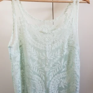 Pastelligt mintgrönt spetslinne  - Storlek M i gott skick 