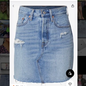 Jeanskjol från Levis, storlek 29 - Den mest perfekta jeanskjolen från Levis i storlek 29. Har använt flitigt 1 sommar men den är fortfarande i väldigt bra skick! Säljer den pga att den tyvärr blivit för stor för mig. 