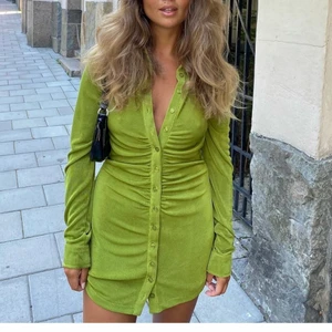 Festklänning  - (första bild lånad) Säljer denna snygga orangea klänning! Ganska kort i modellen samt lite genomskinlig men väldigt snygg till festligare tillställningar 🧡🦁 finns fläck på vänster sida, syns inte så mycket då den är skrynklig. 