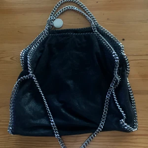 Äkta Stella McCartney väska  - Säljer min falabella bag från Stella McCartney då den inte kommer till användning. Äkta, finns dustbag till.        Fråga om de något ni undrar💕💕💘