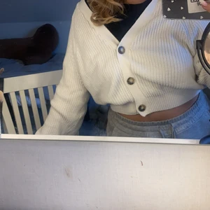 Vit stickad kofta - Superfin stickad kofta som går att ha på olika sätt! Köpte för ett tag sen på monki men har aldrig använt tyvärr! Storlek Xs men passar absolut S och M också beroende på hur den ska sitta! Köparen står för frakt!💗💗