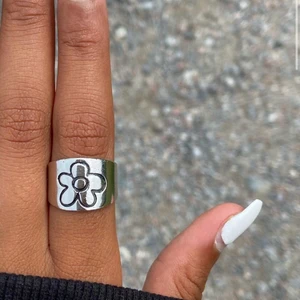Flower Ring - skriv till mig så berättar jag detaljer