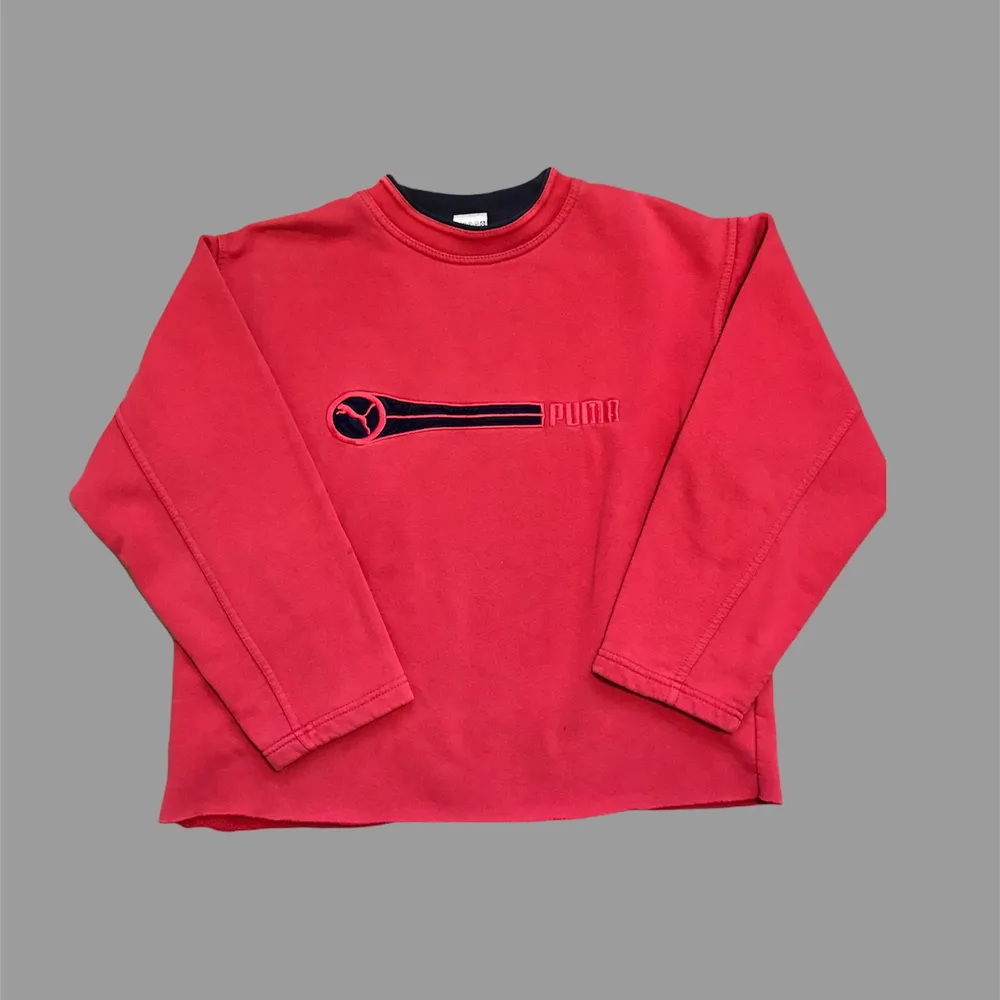Puma tröja från 1980-talet. Faded röd färg. Avklippt. 300kr inklusive frakt! Storlek S men jag skulle mer säga att den sitter som en M nästan L.. Tröjor & Koftor.