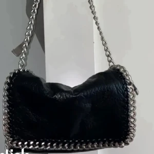 Svart tiamo väska  - Säljer denna superfina trendiga svarta väska ifrån tiamo💗 verkligen superfin och passar till allt ☺️ aldrig använt så den är i nyskick. Nypris: 500 o jag säljer den för 250