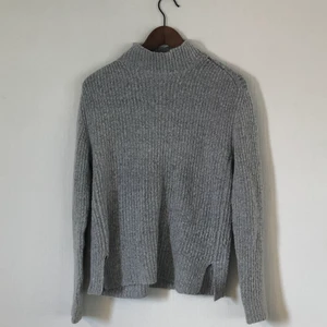 Stickad tröja - Grå stickadtröja med halvpolo från Rut&Circle. Storlek S. Skicka gärna ett meddelande vid frågor! 