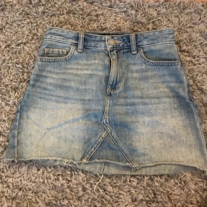 Jeanskjol från Hollister - Jeanskjol från Hollister som är skiiitsnygg men tyvärr alldelles för liten för mig. Lätt den snyggaste jeanskjol jag testat. Storleken är W23 men skulle säga att den passar någon som har storlek 34/xs och som inte är längre än 160cm. 100kr + 66kr frakt 