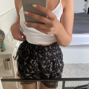 Neo noir kjol - Så fin kjol från Neo Noir, den enda deffekten är att det rivits upp lite i tyget som man ser på bild 3, men det syns dock knappt när kjolen sitter på 🤎