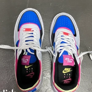 Skor stlk 39 - Ett par Nike skor i stlk 39, skriv för intresse eller fler bilder :)