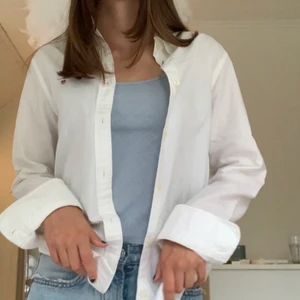 Vit Gant skjorta - Fin gant skjorta i bra skick som passar perfekt att bara slänga på sig en varm dag elr att klä upp etc. Strl S men lite overaoze vilket jag tycker är snyggt så passar från Xs-M✨🤍( SÄLJER UNGEFÄR EN LIKADAN FAST RALPH LAUREN OCKSÅ)