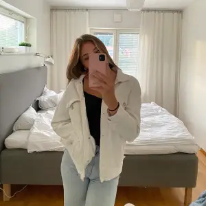 Skitsnygg vit oversized jeansjacka från Pull & Bear i storlek S men passar över Xs och M. Aldrig använd och mycket i bra skick!💗💗