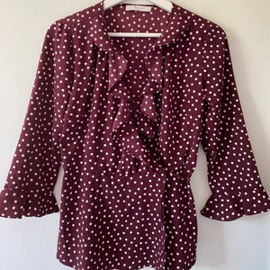 Prickig blus - Säljer min vinröda prickiga blus från vila. Säljs för 70kr + 45kr frakt.📦 Skriv för frågor eller om ni är intresserade😊