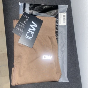 ICIW träningstights - Oanvända träningstights från ICIW i storlek L! Supersnygga och har dessa byxor i annan färg, supersköna! Säljes pågrund av dubbelköp ☺️ köpta för 599!