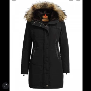 Parajumper Selma  - Parajumper Selma  Modellen säljs inte längre  Fräsch och fin  Fin päls Kontakta mig för mer bilder  Nypris: 8000kr 